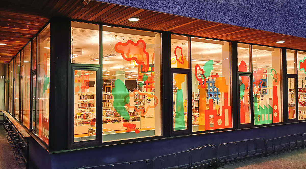 Fönsterdekor med vinyl med ljusgenomsläpp monterad på Köpings bibliotek - Reklamhuset RINK