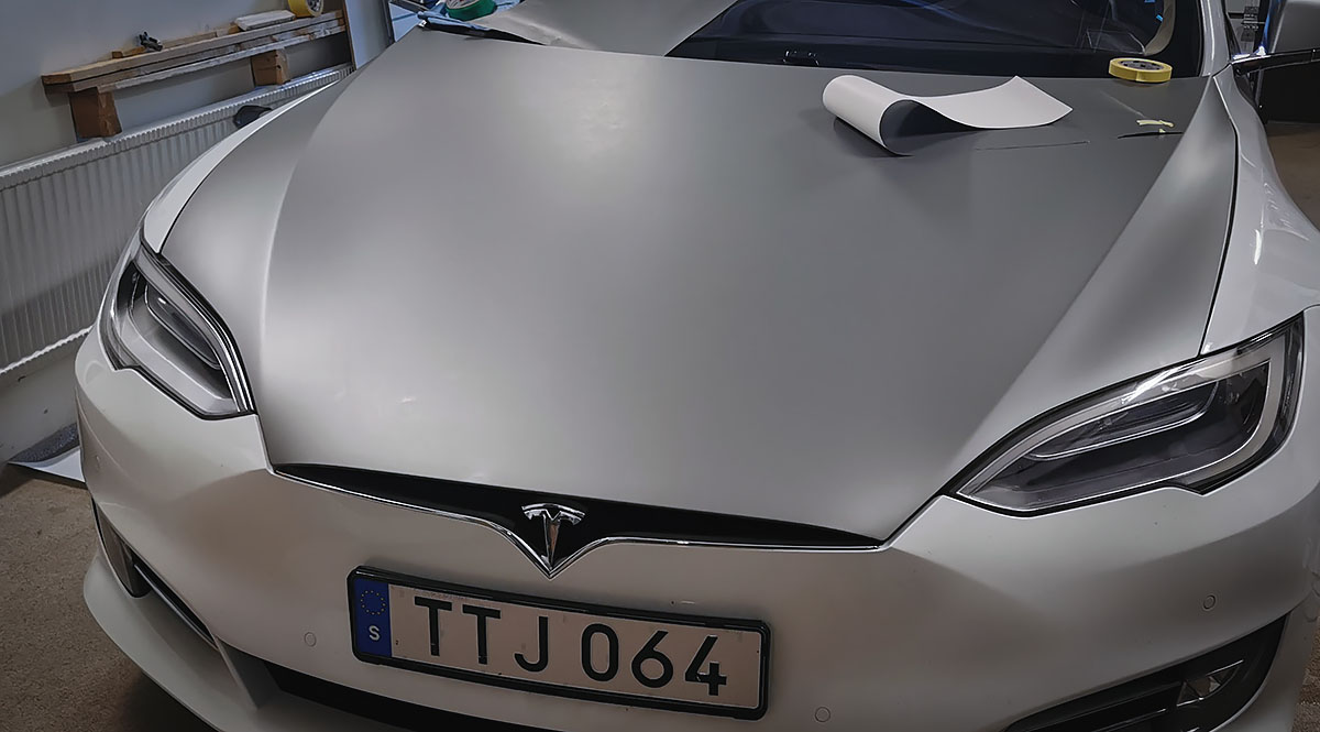Helfoliering av en vit Tesla - Reklamhuset RINK