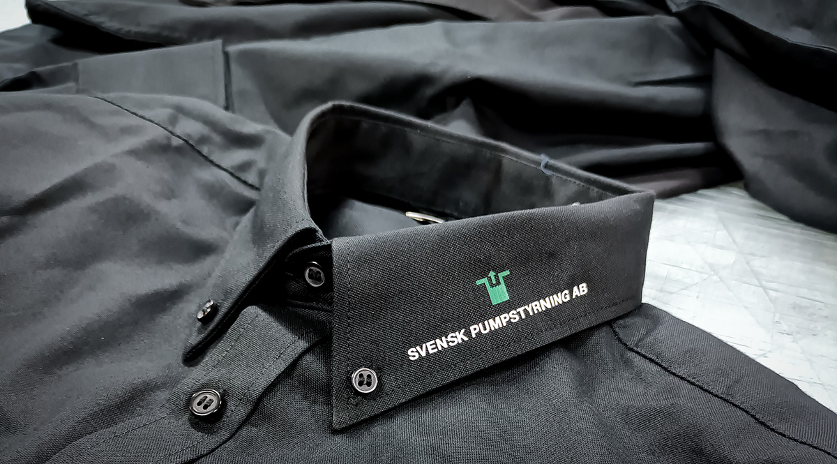 Profilkläder i form av en svart skjorta med tryck på slaget - Reklamhuset RINK