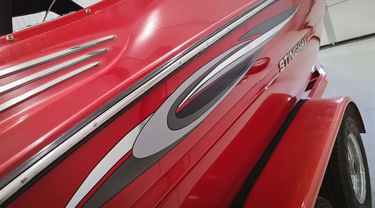 Flerfärgad båtdekor - Reklamhuset RINK