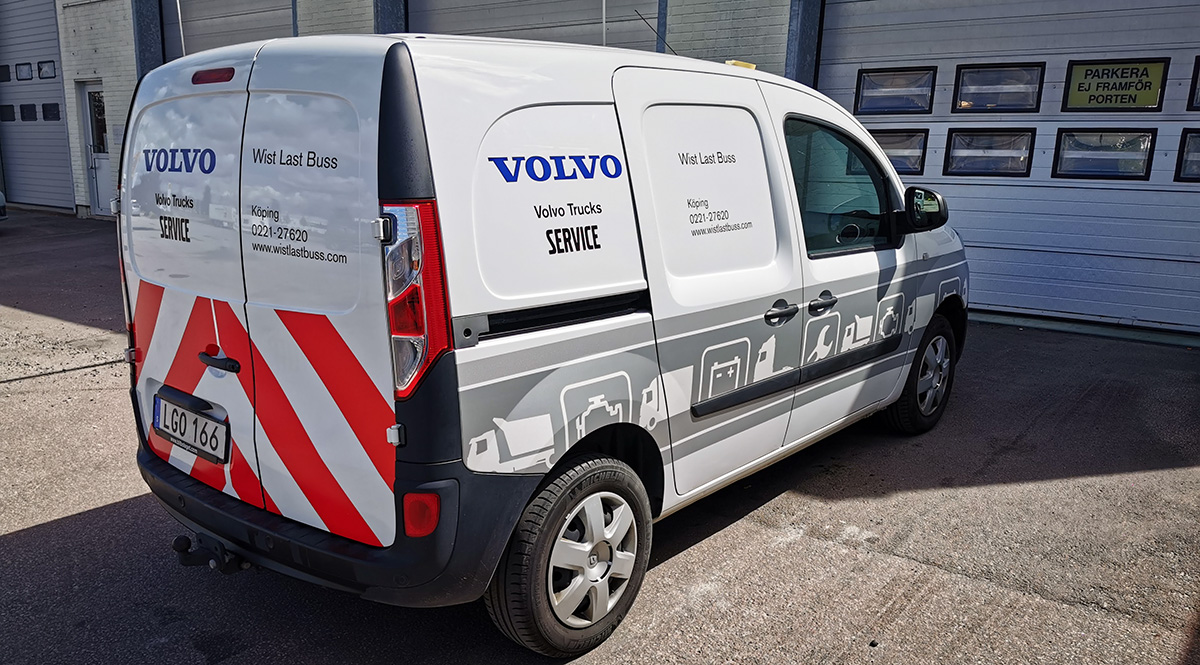 Transportbil med chevrondekor baktill och printad reflex på sidorna - Reklamhuset RINK