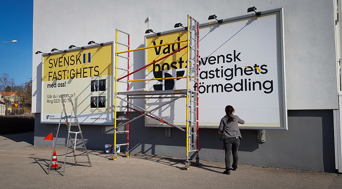 Stora skyltar monterade på ljus fasad - Reklamhuset RINK