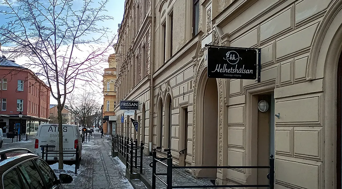 Fasadskylt till Helhetshälsan i Köping