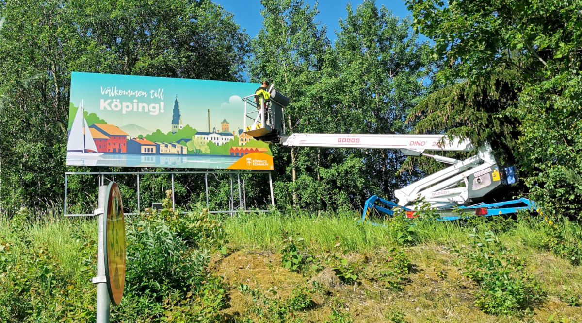 Stora infartsskyltar till Köping intill E18 - Reklamhuset RINK